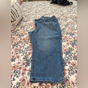 311 Levi’s Women's Shaping Skinny Capri in Blue Wash